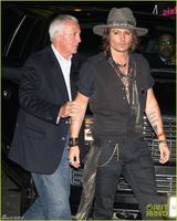 高清图：强尼-德普派对化身摇滚型男气场十足