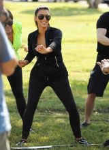 组图：金-卡戴珊黑衣低胸秀豪乳