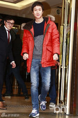 组图：《1994》垃圾哥郑宇献爱的抱抱笑容满分