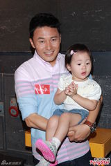 组图：马国明为宣传无惧绯闻 李诗韵秀一字马