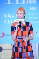 组图：王若琳金发花裙亮相北京签唱会