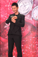 组图：黄晓明一日跨三地赶两场代言