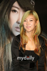 组图：韩国10人新组合男女共学出道 公开主打歌MV