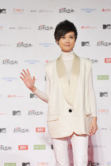 高清组图：MTV超级盛典红地毯 李宇春白色系帅气