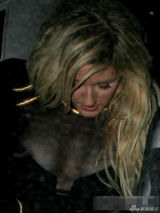 组图：英才女歌手古尔丁穿透视裙 不慎花瓣走光