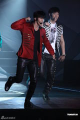 组图：狂野2PM台湾开唱 大秀肌肉引粉丝欢呼