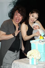 组图：康康夫妻摆儿子满月酒 高凌风贺喜反遭吐槽