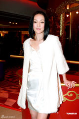 高清图：周迅化身月亮女神 求教诺贝尔奖得主高锟