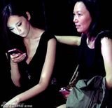 组图：吴佩慈深V装与友人热聊 性感倩影遭老外偷瞄 