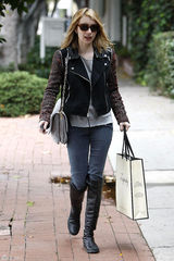 高清图：艾玛-罗伯茨街拍 拼接皮领夹克搭长靴