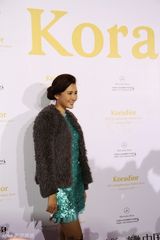 组图：吕夏应邀时装周看秀 小绿裙显娇俏