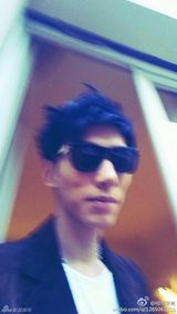 组图：张亮长脸自拍遭调侃马脸代言人