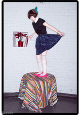 组图：夕又米街拍秀波点翻领衬衫