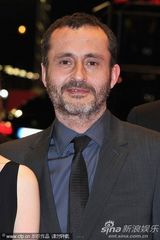 组图：《回家》柏林首映女主角阿加瑟深V黑裙抢镜