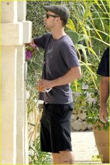 组图：贾斯汀婚后首现身婚戒闪耀