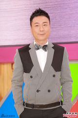 组图：黎耀祥胡杏儿亮相 胡杏儿开胸裤装帅气