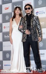 组图：18届釜山国际电影节开幕 女星露股沟抢镜