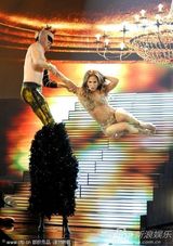 组图：洛佩兹献唱空中飞舞 性感热力引爆现场