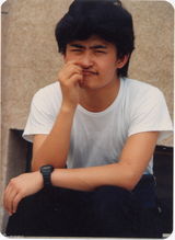 组图：刘欢86年旧照曝光 马路边搞怪卖萌