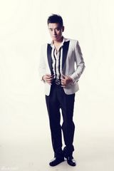 组图：陈龙“粉”照曝光庆生 婚后神清气爽