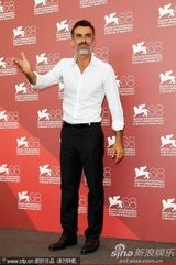 组图：《夜幕降临之时》发布会 导演获主演献吻