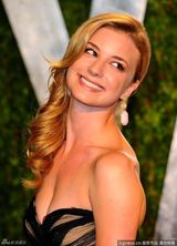 高清组图：艾米丽-万凯普薄纱礼服亮相秀美胸