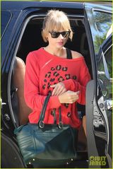 组图：泰勒斯威夫红外套出街露香肩