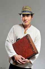 组图：刘小辉帅气写真 尽显绅士魅力