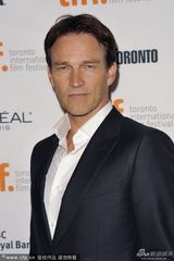 组图：《魔鬼绳结》首映 威瑟斯彭性感露乳沟