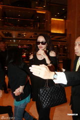 组图：潘霜霜黑色露肩装淡妆示人 回应艳照事件