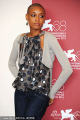 组图：《硬纸盒小镇》记者会 女主角光头造型抢眼