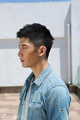 组图：刘芮麟天台阳光写真 尽显文艺偶像气质