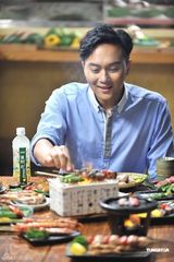 组图：张智霖发烧拍MV 大吃50串日式串烧