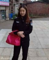 组图：四川现“城管女神” 面带微笑劝小贩