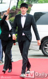 组图：2AM任瑟雍亮相百想红毯西装帅气领结俏皮