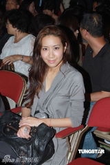 组图：林忆莲红馆开唱从天而降 与男舞伴跳贴身辣舞