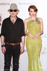 高清图：舒淇发型复古长裙性感 黄秋生装扮新潮