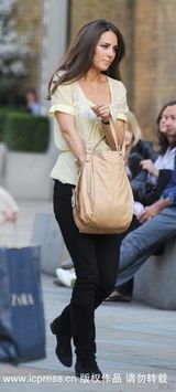 幻灯：威廉王子女友当街翻包 童心未泯泰迪熊随身带