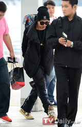 组图：韩团BigBang赴新加坡开唱 TOP带伤亮相