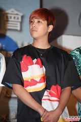 组图：美男乐团FTIsland亮相 与粉丝亲昵击掌