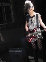 幻灯图集：姚贝娜最新MV《只因为爱》造型雷人