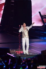 组图：周杰伦香港演唱会落幕 陈奕迅台上力挺