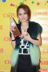 组图：金曲榜颁奖星光黯淡 张敬轩献主持处女秀