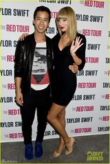 组图：斯威夫特紧身黑裙开胸秀腿曲线毕露