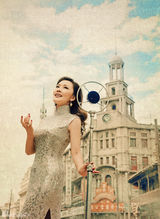 组图：方琼拍摄复古风大片 徜徉老上海街头巷尾