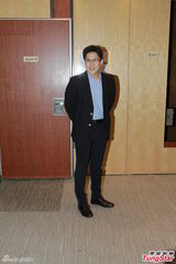 组图：霍启刚升级人父首现身 给媒体发喜饼