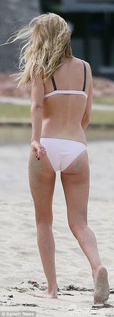 组图：变女郎汉丁顿沙滩拍写真 风骚甩发秀蜂腰