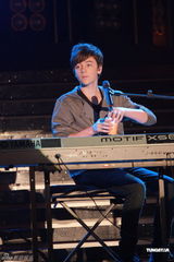 组图：Greyson亚视录节目唱新歌  期待去泰国骑大象