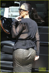 组图：卡戴珊V领装秀丰满 下车后不停摆弄裙子