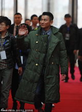 组图：刘德华穿军大衣帅气时尚 引网友围观